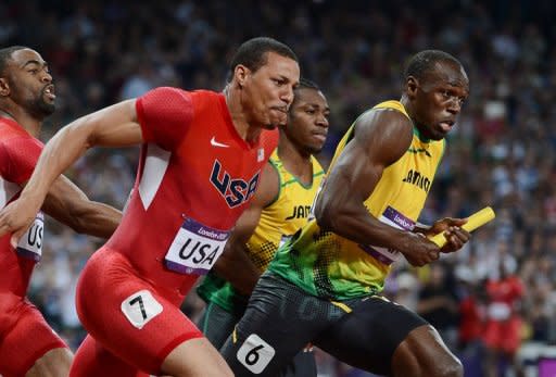 El atleta de Jamaica Usain Bolt (D) corre en la posta 4x100 seguido del estadounidense Ryan Bailey (2D) en los Juegos Olímpicos de Londres el 11 de agosto de 2012. (AFP | carl de souza)