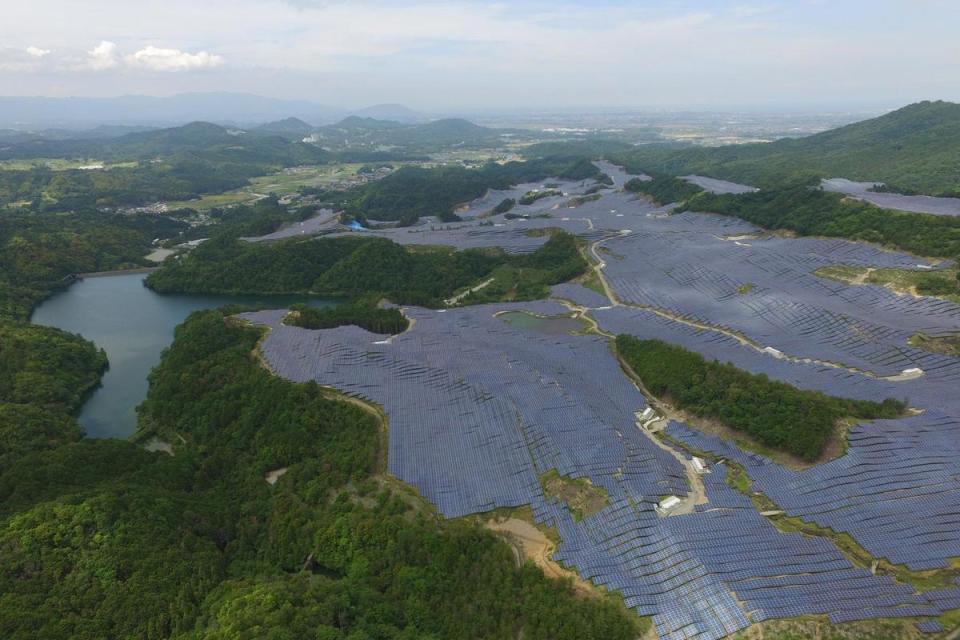 美歐亞2012年初開始在日本投入再生能源產業。圖為位於日本三重縣松阪市坡地的太陽能案場。（美歐亞綠能提供）