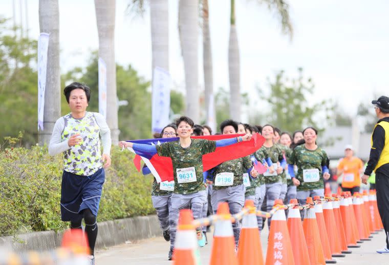 2019金門馬拉松邀請國軍加入吉普車作為賽道前導車更加突顯得天獨厚的戰地特色。大漢集團提供