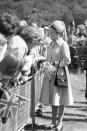 <p>Wer könnte Prinzessin Annes schicke Umstandsmode vergessen? Hier ist das Mitglied der Königsfamilie auf einer Reise nach West Yorkshire im November 1977 zu sehen. Sie erwartete damals ihr erstes Kind, Peter Phillips. [Foto: Getty] </p>