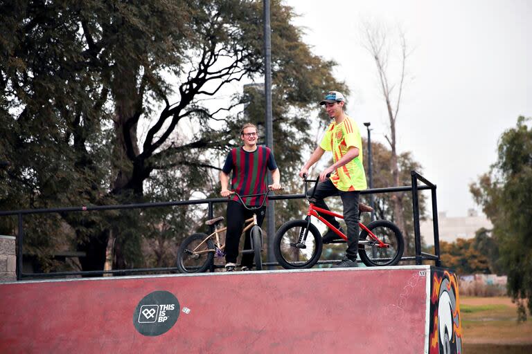 Agustín López y Oliverio Aldaz se conocieron esta tarde entrenando en la Plaza Haití