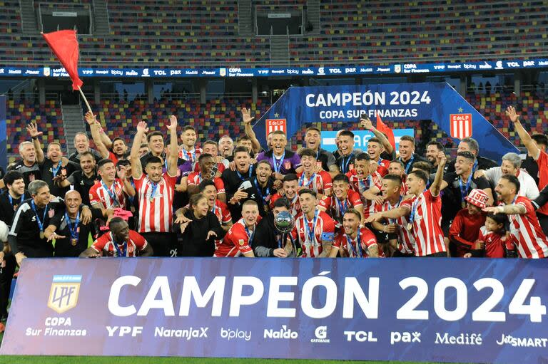 Estudiantes de la Plata, el último campeón del fútbol argentino, y tras una final en estadio neutral, una imagen que se repetiría en 2025