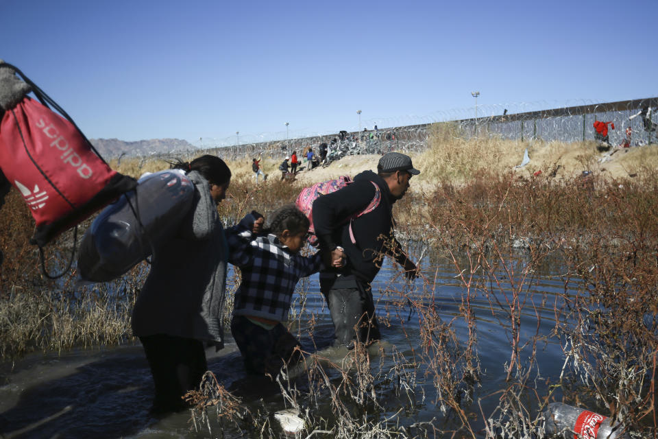 Migrantes cruzan el Río Bravo para llegar a Estados Unidos desde Ciudad Juárez, México, el 27 de diciembre de 2023. (AP Foto/Christian Chávez)