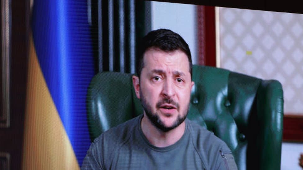 El presidente ucraniano Volodymyr Zelensky dando un discurso vía videoconferencia.