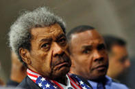 Boxer promoter Don King (C) and former world champion boxer and gold medalist Sugar Ray Leonard (R) attend the jenazah. REUTERS/Carlos Barria