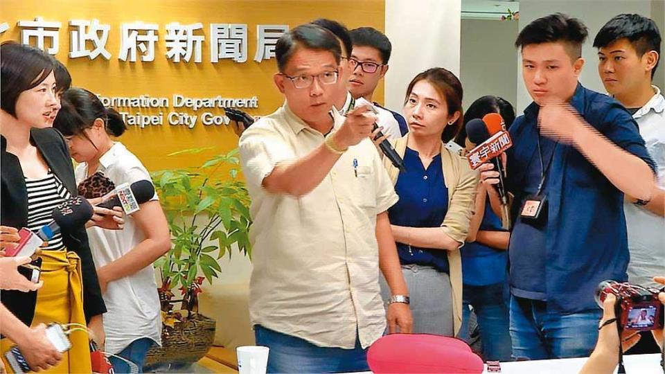 2018年6月，新北市副祕書長邱敬斌因被質疑為大群館案前往北市府關說，當著媒體記者面前暴怒摔紙。（翻攝民視）