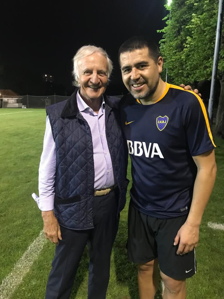 No falta la foto con Juan Román Riquelme, tras un picadito