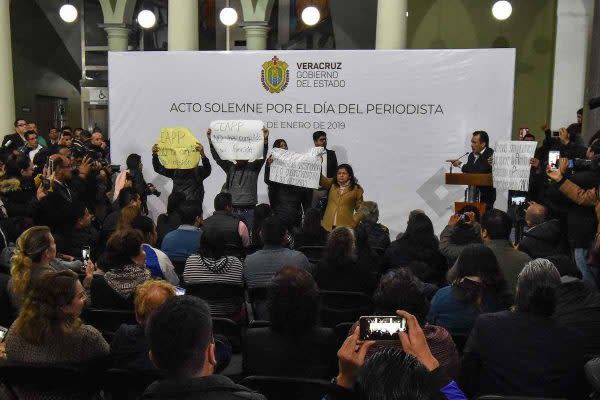 Un grupo de periodistas manifestó su inconformidad con acciones del gobierno de Cuitláhuac García en Veracruz | Foto: Cuartoscuro