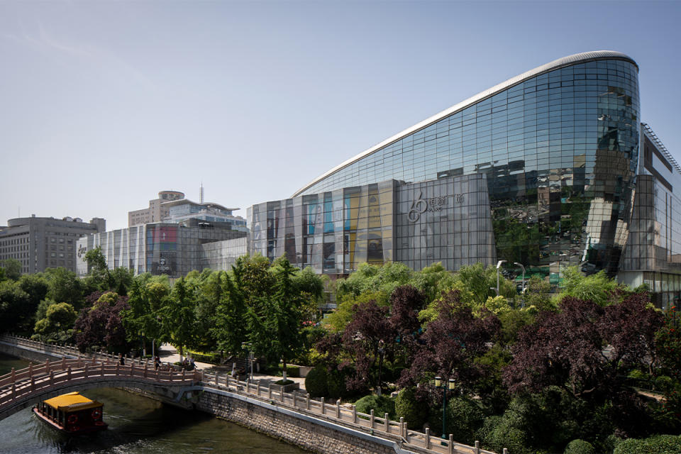 Situated in Jinan’s commercial center, Parc 66 is one of the city’s largest and most prestigious malls