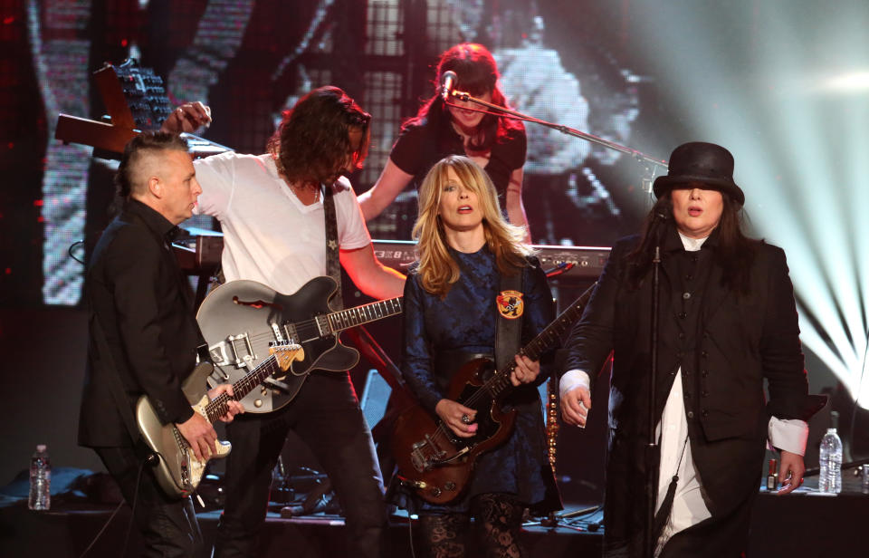 Mike McCready of Pearl Jam, Chris Cornell, and inductees Nancy and Ann Wilson at the 2013 Rock & Roll Hall of Fame ceremony. (Photo: Kevin Kane/WireImage)