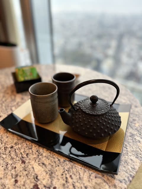 房間設計時髦細膩，連用品都格外講究，甚至還提供日本工藝南部鐵器茶具 COPYRIGHT: ELLEMEN