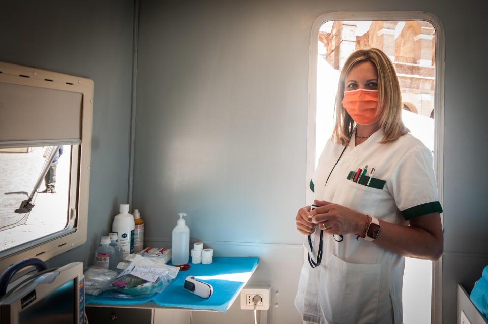 Un trabajador sanitario usando una mascarilla en Roma