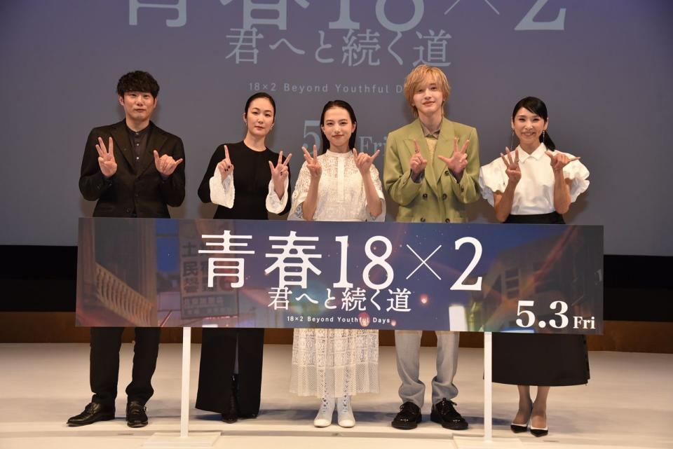 《青春18x2》日籍主創展開在日本的宣傳，包括導演藤井道人（左起）、演員黑木華、清原果耶、道枝駿佑、黑木瞳等人與媒體見面。（翻滾吧男孩電影提供）