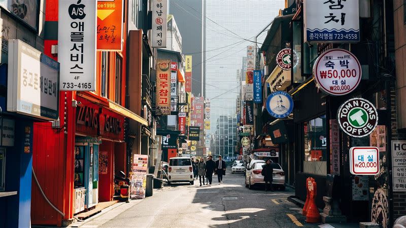 原PO分享親友去南韓自助旅遊，從早上玩到深夜才回飯店休息。（示意圖／翻攝自pixabay）