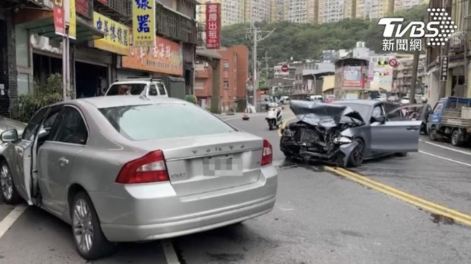 一輛ＶＯＬＶＯ不明原因逆向，撞上對向車道的ＢＭＷ，雙方駕駛輕傷送醫。（圖／ＴＶＢＳ）