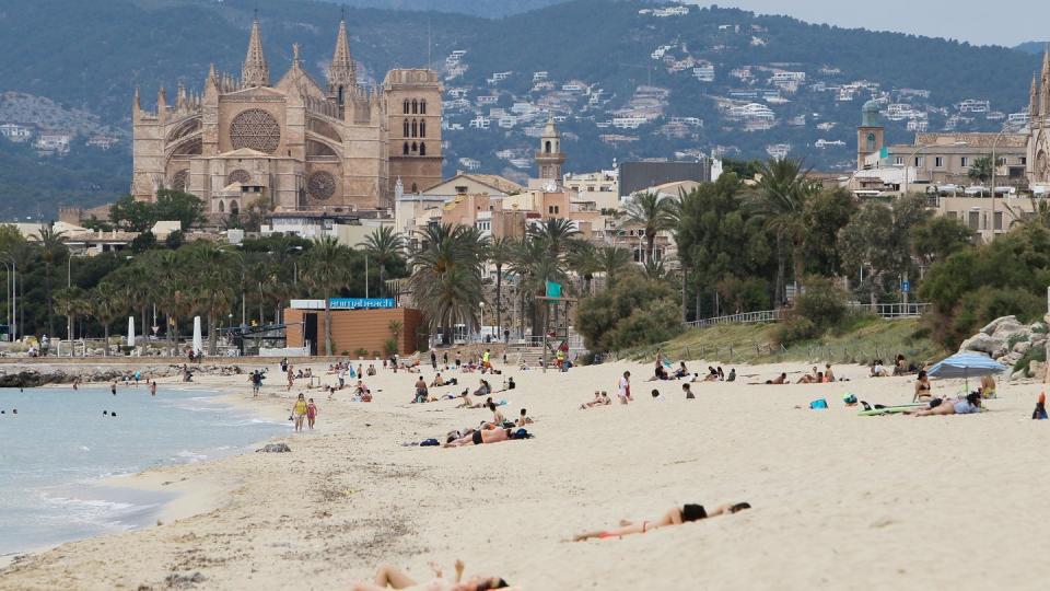 Der Strand in Palma de Mallorca ist wieder geöffnet - aber ausländische Touristen werden derzeit noch durch die Quarantäne-Regeln abgehalten.