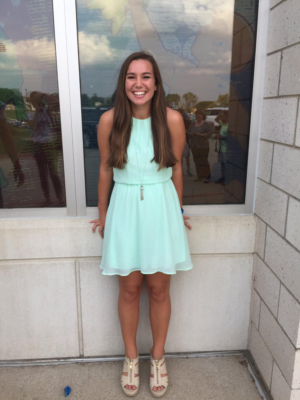 En esta fotografía de septiembre de 2016 facilitada por Kim Calderwood, Mollie Tibbetts posa para una foto durante una celebración con motivo de una reunión de exalumnos de la Secundaria BGM en su localidad de Brooklyn, Iowa. (Kim Calderwood vía AP)