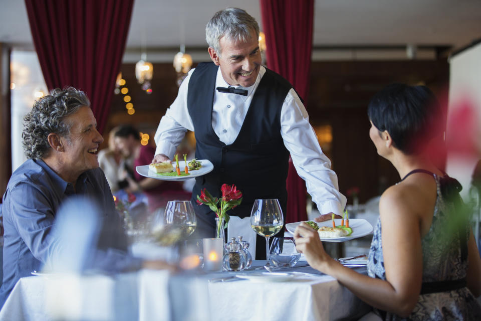 Pareja cenando en un restaurante de lujo. Foto de Getty Images