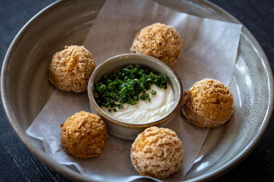 Arepitas de chicharrón con nata en el restaurante Bachour en Downtown Doral, FL 13 de enero, 2023 .