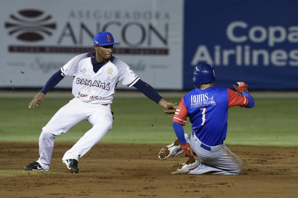 Jack López, de los Cangrejeros de Santurce de Puerto Rico, es puesto out en segunda base en intento de robo por Gerald Chin, de Los Toros de Herrera de Panamá, durante la primera entrada de un partido de la Serie del Caribe, en el estadio Rod Carew en la Ciudad de Panamá, el sábado 9 de febrero de 2019. (AP Foto/Arnulfo Franco)