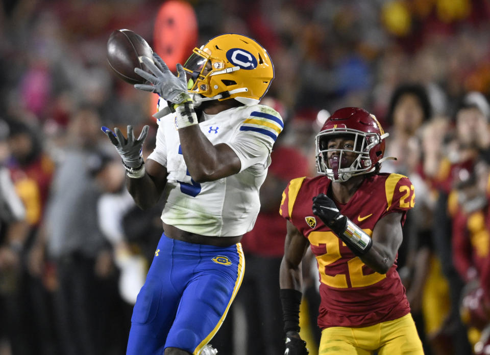 California's Jeremiah Hunter catches a pass against Southern California defensive back Ceyair Wright during the second half of an NCAA college football game Saturday, Nov. 5, 2022, in Los Angeles. (AP Photo/John McCoy)