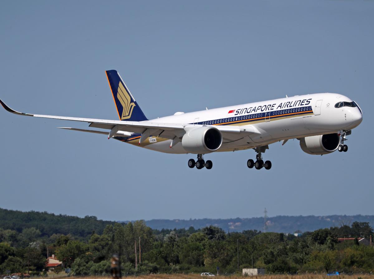 Двойка настоява Singapore Airlines да възстанови парите за 13-часовия им