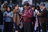 <p>MEX62. CIUDAD DE MÉXICO (MÉXICO), 16/02/2018.- Personas desalojan un centro comercial tras un sismo registrado hoy, viernes 16 de febrero de 2018, en Ciudad de México (México). Un fuerte sismo de magnitud 7 sacudió hoy la Ciudad de México, el centro y sur del país a las 17:39 horas locales (23:39 GMT) con epicentro en las costas del Pacífico, informó el Servicio Sismológico Nacional. EFE/Sáshenka Gutiérrez </p>