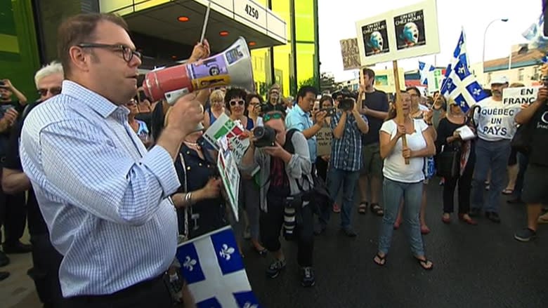 Longueuil language dispute draws crowd to city hall