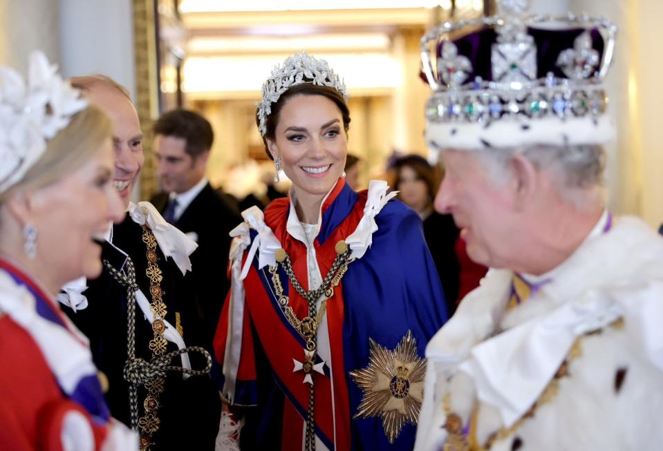英國王室挑選凱特王妃（中）去年5月在查爾斯三世加冕禮上的照片，為她慶生。（翻攝X＠The Royal Family）