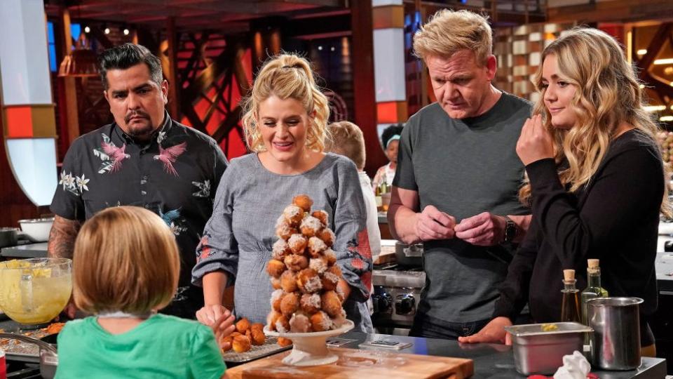 Gordon Ramsay y su hija Matilda Ramsay (derecha) en el plató de MasterChef Junior