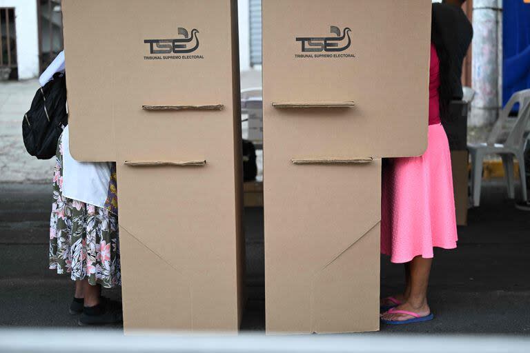 Las personas votan en un centro de votación durante las elecciones municipales en San Salvador, el 3 de marzo de 2024.