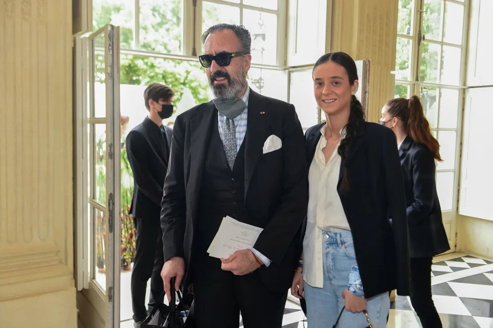 Victoria Federica y su padre Jaime de Marichalar en el desfile de Christian Dior Women's Fall-Winter 2021-2022 Haute Couture en julio de 2021. (Photo by Lucas BARIOULET / AFP) (Photo by LUCAS BARIOULET/AFP via Getty Images)