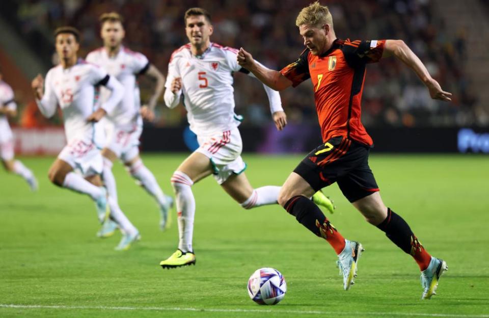 Belgium’s Kevin De Bruyne takes on the Wales defence.