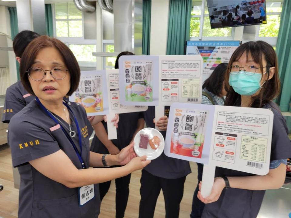 高醫營養師黃孟娟（左）表示，「飽餐」已技轉給藻安生技公司，進行量產。圖／顏瑞田