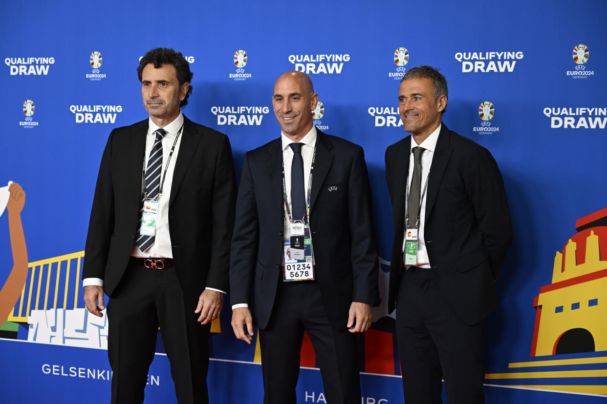 FRANKFURT, ALEMANIA - OCTUBRE, 9: La delegación española en el último sorteo de los grupos de clasificación para la Euro 2024. (Foto de Kristian Skeie - UEFA/UEFA via Getty Images)