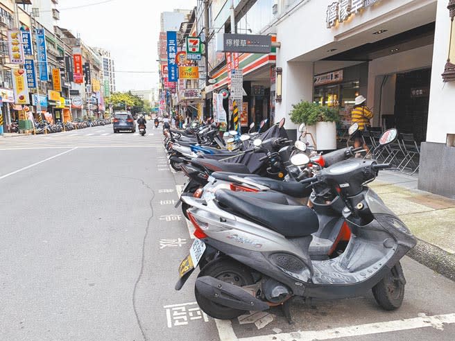 新北目前僅府中商圈等處機車車格收費，未來將陸續增加收費路段，加強管理車格。（葉德正攝）