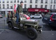 El magnate llegó a la conferencia de prensa sobre su compañía Virgin Mobile en París en un jeep militar de EEUU. REUTERS/Gonzalo Fuentes