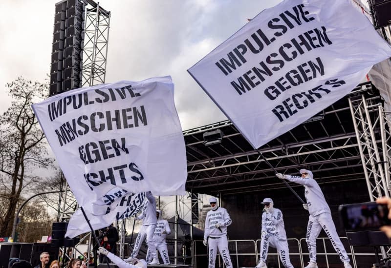 Band "Deichkind"Seine Mitglieder tragen Sweatshirts und Hosen mit dem Slogan "Menschen, die rabiat gegen den rechten Flügel sind", Auftritt bei einer Demonstration gegen Rechtsextremismus.  Axel Heimken/dpa
