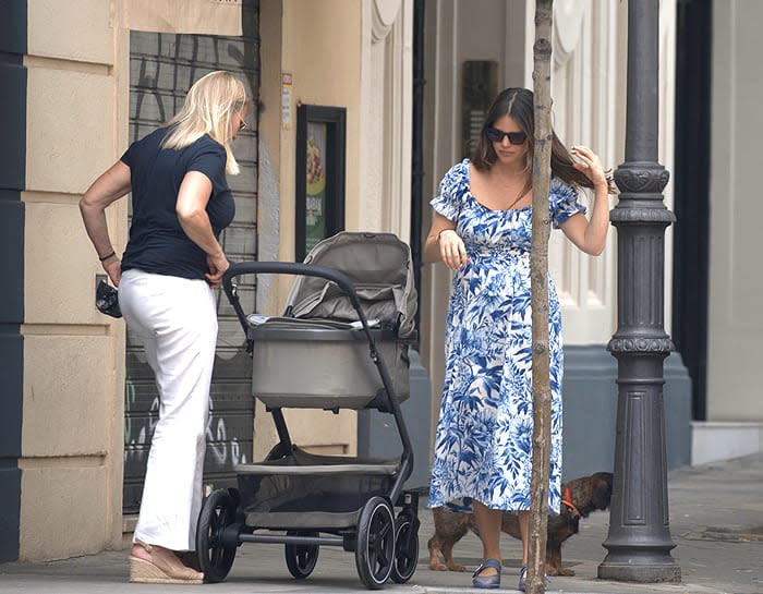 Primer paseo de Isabelle Junot con su hija Philippa y su madre