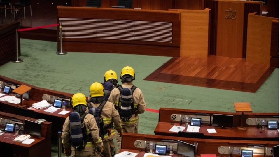 消防員進入香港立法會會議廳（28/5/2020）