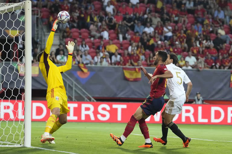 Un acierto de Gianluigi Donnarumma, ante la presión de Mikel Merino