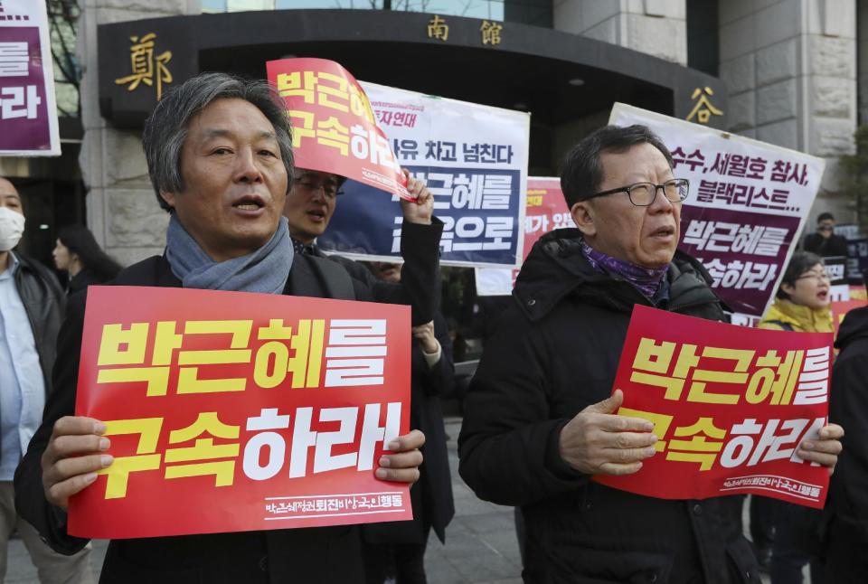 Protesters shout slogans during a rally calling for ousted President Park Geun-hye's arrest outside of a prosecutors' office in Seoul, South Korea, Tuesday, March 21, 2017. Park said she was "sorry" to the people as she arrived Tuesday at a prosecutors' office for questioning over a corruption scandal that led to her removal from office. The letters read "Arrest, Park Geun-hye." (AP Photo/Lee Jin-man)