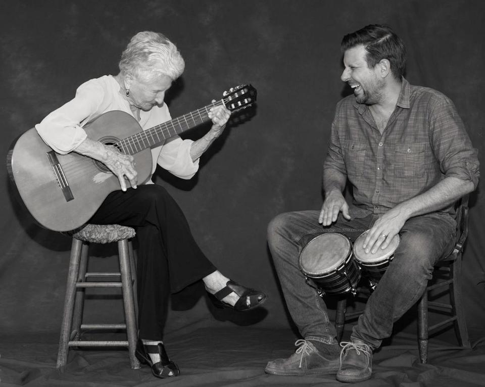 Ángela Álvarez con su nieto Carlos José Álvarez, quien ayudó a descubrir su música al producir el álbum homónimo que le valió una nominación al Latin Grammy.