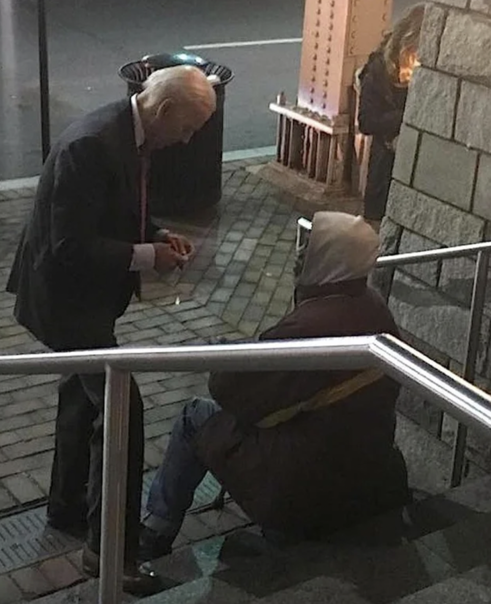 Joe Biden speaking with a man in Washington, DC in 2018 (Reddit)