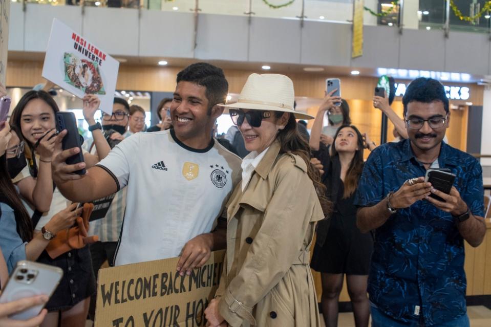 To the delight of some fans who had gathered there, the Oscar-winning star spent some time to chat and take photos with them. — Picture by Shafwan Zaidon