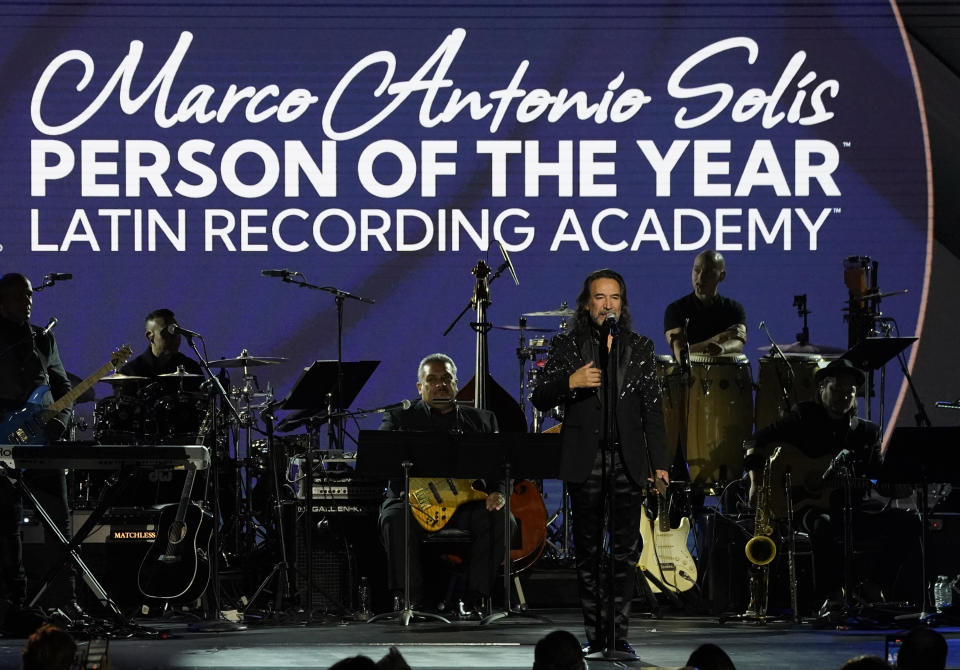 Marco Antonio Solís recibe el premio a la Persona del Año en la gala en su honor en la Arena Mandalay Bay Michelob Ultra el 16 de noviembre de 2022 en Las Vegas. (Foto AP Photo/Chris Pizzello)