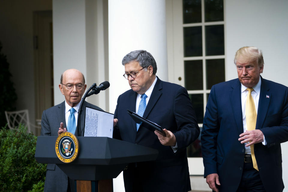 De izquierda a derecha, el secretario de Comercio Wilbur Ross, el fiscal general William Barr y el presidente Donald Trump, el 11 de julio de 2019, hablan con reporteros sobre el censo en la Casa Blanca. (Doug Mills/The New York Times)
