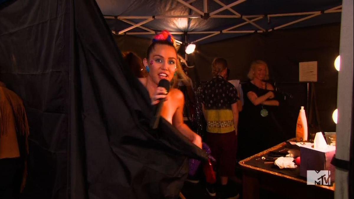 Miley Cyrus slips her nipple past live TV censors during VMAs 2015