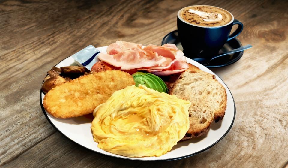 （早睡早起吃早餐能提升健康、情緒等各層面的正面效果。圖/Getty Commercial）