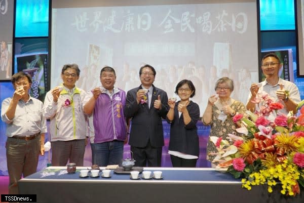 大葉大學響應世界健康日全民喝茶日，台灣茶協會在大葉大學舉辦全民一起來喝茶活動。（記者方一成攝）